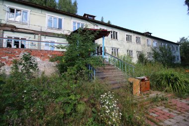 Apartman binasının yeşil avlusu