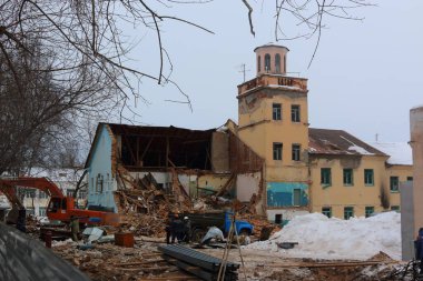 Bir binanın makinelerle yıkılması