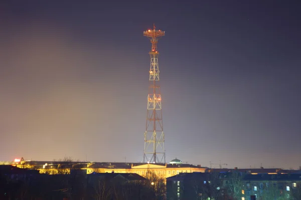 Υψηλός Φωτισμένος Πύργος Επικοινωνίας Νύχτα — Φωτογραφία Αρχείου