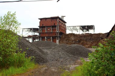 Terk edilmiş bir binası olan bir inşaat alanı.