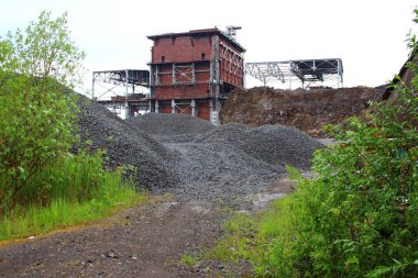 Terk edilmiş bir binası olan bir inşaat alanı.