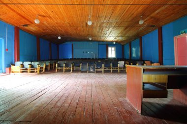 Terk edilmiş bir çocuk kampında toplantı salonu.