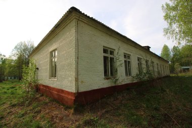 Terk edilmiş çocuk kampı binası ve bölgesi