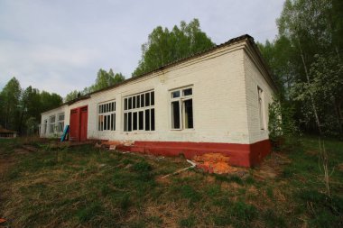 Terk edilmiş çocuk kampı binası ve bölgesi