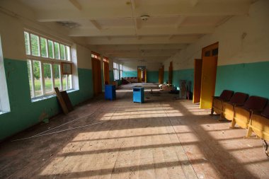 Terk edilmiş çocuk kampı binası ve bölgesi