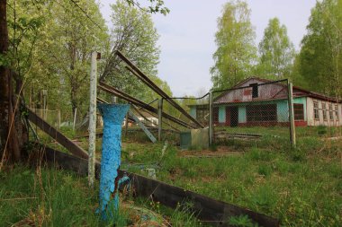 Terk edilmiş çocuk kampı binası ve bölgesi
