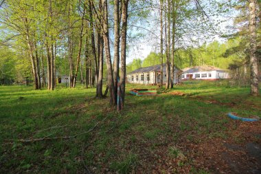 Terk edilmiş çocuk kampı binası ve bölgesi