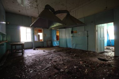 Terk edilmiş çocuk kampı binası ve bölgesi