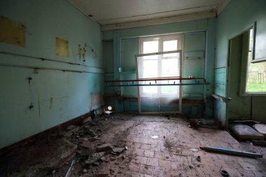 Terk edilmiş çocuk kampı binası ve bölgesi