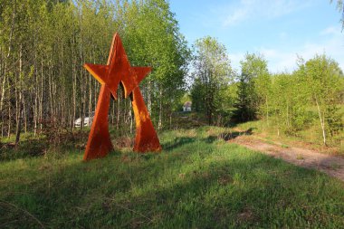 Terk edilmiş bir çocuk kampında sallan.