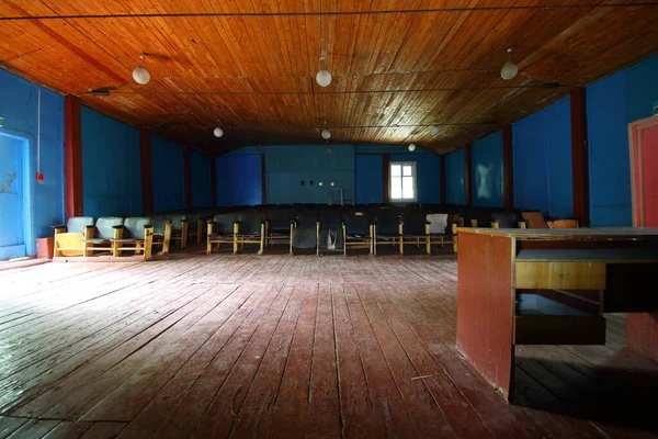 Terk Edilmiş Bir Çocuk Kampında Toplantı Salonu — Stok fotoğraf