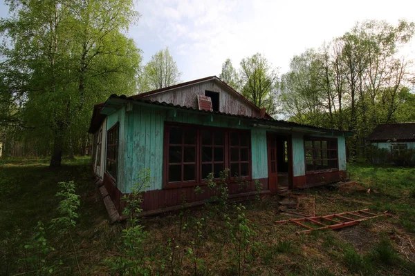 Opuszczony Budynek Terytorium Obozu Dla Dzieci — Zdjęcie stockowe