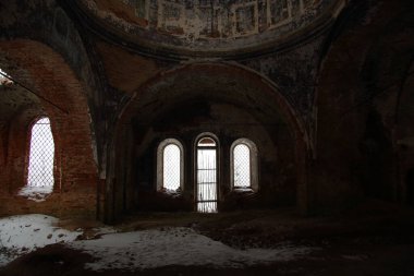 Kışın terk edilmiş kırmızı tuğla kilise