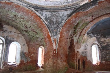 Kışın terk edilmiş kırmızı tuğla kilise