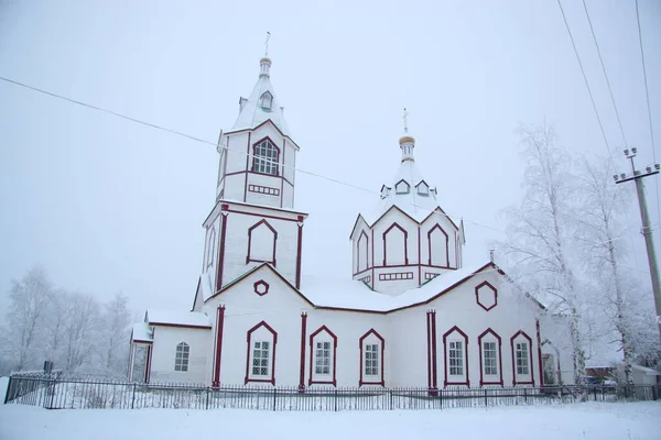 Λευκή Εκκλησία Στο Χιόνι Χειμώνα — Φωτογραφία Αρχείου