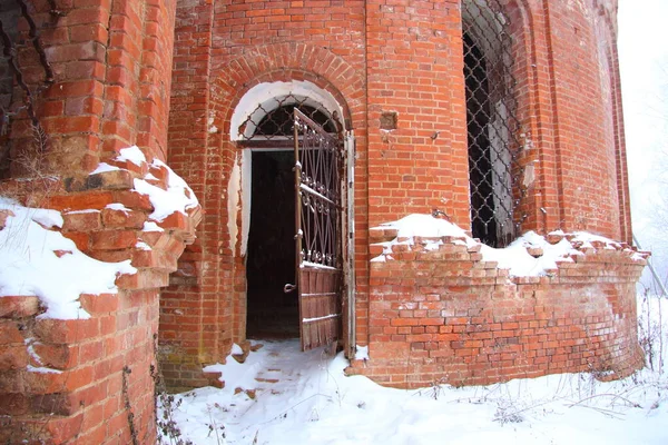 Övergiven Röd Tegelkyrka Vintern — Stockfoto