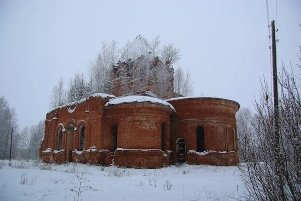 Igreja Tijolo Vermelho Abandonado Inverno — Fotografia de Stock