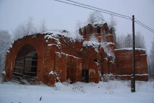 Övergiven Röd Tegelkyrka Vintern — Stockfoto