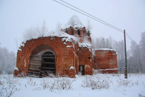 Abandonado Iglesia Ladrillo Rojo Invierno —  Fotos de Stock