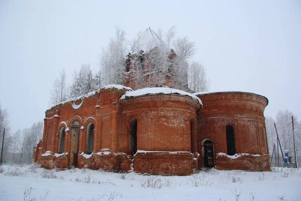 Заброшенная Кирпичная Церковь Зимой — стоковое фото