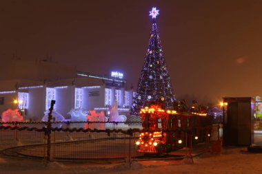 Noel ağacı ve çocuk treni