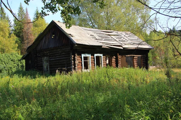 Брошенный Деревянный Дом Лесу — стоковое фото