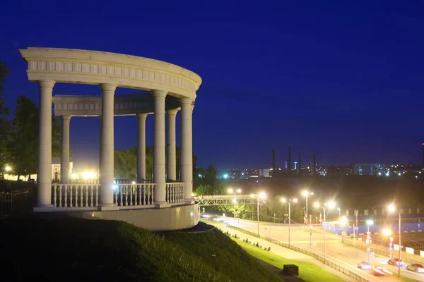 Weiße Rotunde Mit Blick Auf Die Abendstadt — Stockfoto