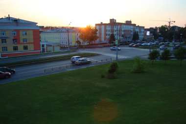 Akşam gün batımında şehir caddesinde