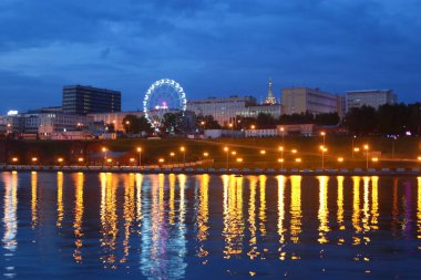 Gece göletten şehre dönme dolap ile manzara