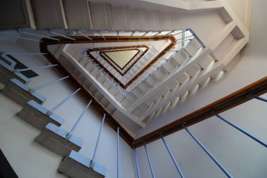 Üç köşeli merdivenlerin alt görüntüsü