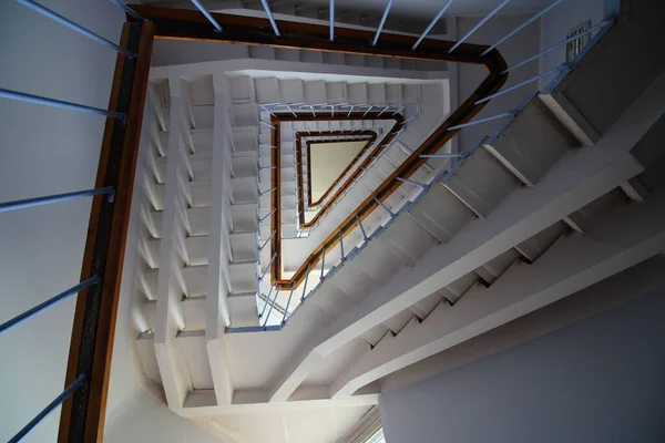 Vista Inferior Voos Triangulares Escadas — Fotografia de Stock
