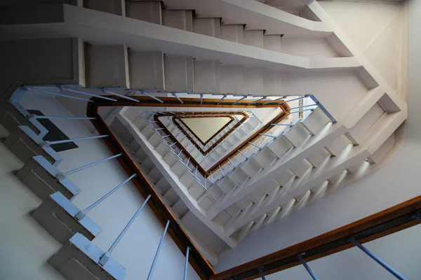 Blick Von Unten Auf Dreieckige Treppen — Stockfoto