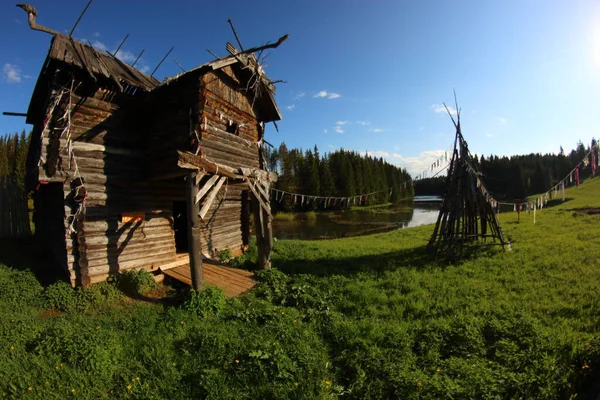 湖のそばの珍しい木造住宅 — ストック写真