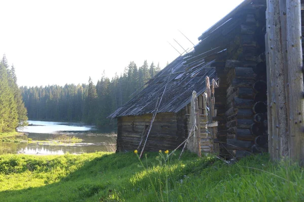 Abbandonato Casa Legno Rovina Vicino Lago — Foto Stock