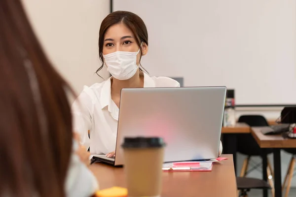 Asiático Homem Negócios Mulheres Falam Sobre Trabalho Usar Máscaras — Fotografia de Stock