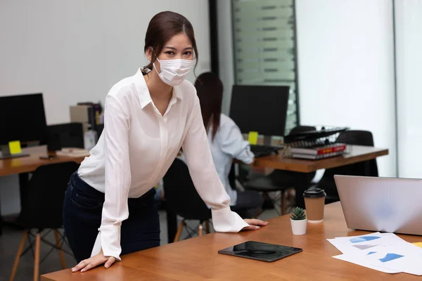 Confident Business Asian Woman Stand Wear Masks New Nomal — Stock Photo, Image