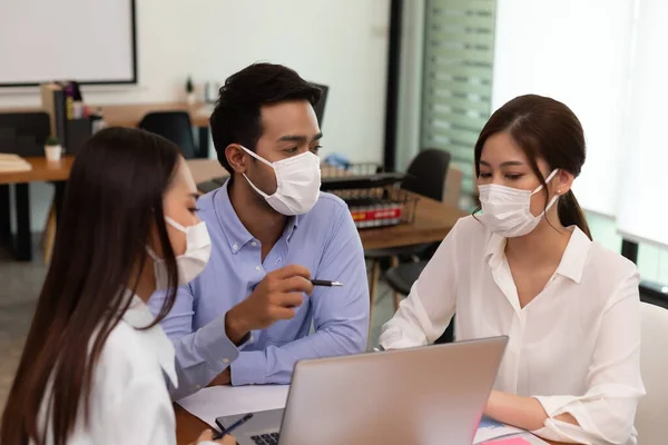 Asiático Homem Negócios Mulheres Falam Sobre Trabalho Usar Máscaras — Fotografia de Stock