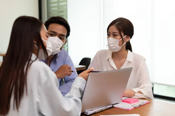 Asiático Homem Negócios Mulheres Falam Sobre Trabalho Usar Máscaras — Fotografia de Stock