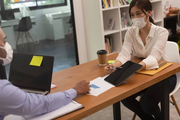 Asian Business Man Women Talk Job Wear Masks New Nomal — Stock Photo, Image