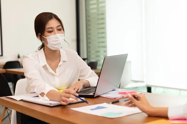 Asiático Homem Negócios Mulheres Falam Sobre Trabalho Usar Máscaras — Fotografia de Stock