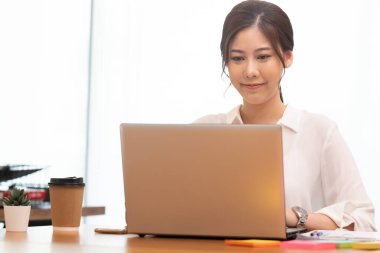 İş kadını Asyalı kadın laptopta çalışırken çok mutlu..