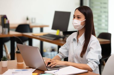 İş kadını Asyalı kadın laptopta çalışırken çok mutlu..