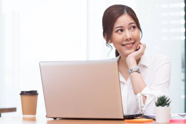 İş kadını Asyalı kadın laptopta çalışırken çok mutlu..