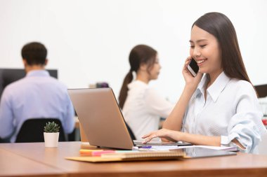 İş kadını Asyalı kadın laptopta çalışırken çok mutlu..