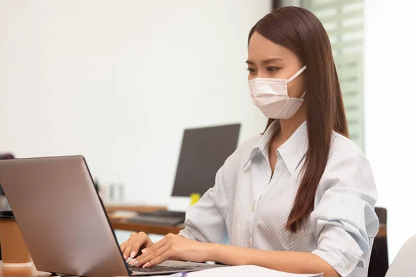 Negócios Mulher Asiática Feliz Trabalho Laptop Escritório — Fotografia de Stock