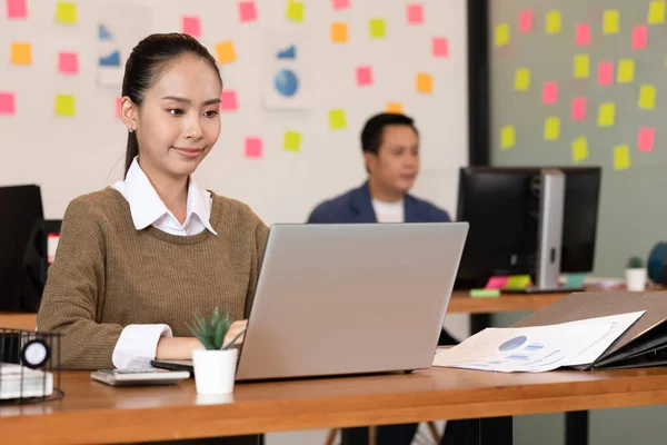 Бізнес Азіатська Жінка Щаслива Робоча Робота Ноутбуці Офісі — стокове фото