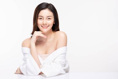 Güzel Asyalı kadınlar yumuşak çene derisine dokunuyor. .