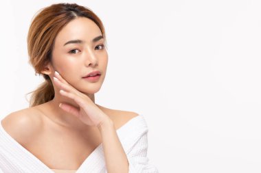 Güzel Asyalı kadınlar yumuşak çene derisine dokunuyor. .