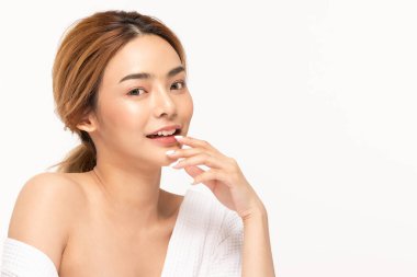 Güzel Asyalı kadınlar yumuşak çene derisine dokunuyor. .