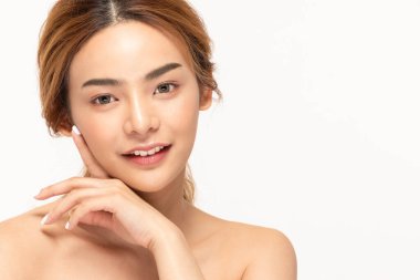 Güzel Asyalı kadınlar yumuşak çene derisine dokunuyor. .